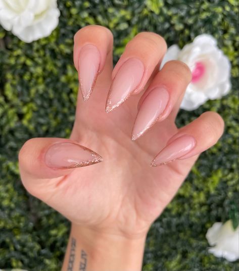 Stiletto nude rose gold glittery nails Nude Stilletos Nails, Nude Stiletto Nail Designs, Stiletto Glitter Nails, Nude Nails Stiletto, Nude And Rose Gold Nails, Nude Stiletto Nails, Gold Glittery Nails, Gold Stiletto Nails, Matte Stiletto Nails