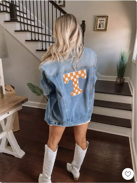 Cold Game Day Outfit Football, Cold Game Day Outfit, Oversized Jean Jacket Outfit, Cute Game Day Outfits, Game Day Outfit Football, College Football Game Outfit, Tennessee Outfits, College Gameday Outfits, Game Day Fits