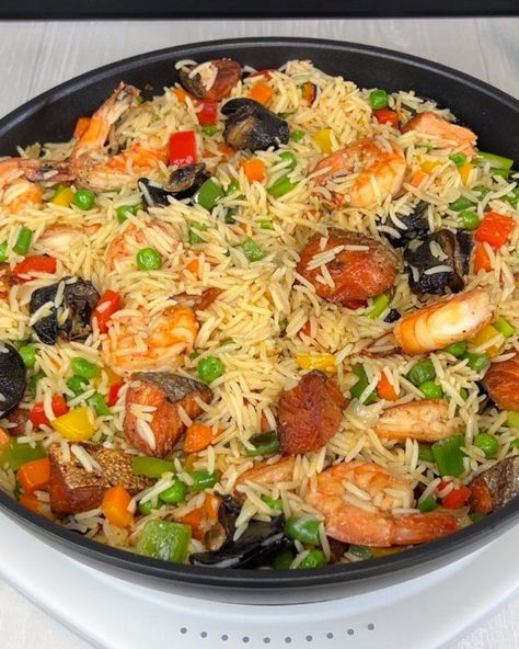 Fish Fried Rice Recipes, Seafood Fried Rice Recipes, Chinese Pork Belly Recipe, Nigerian Snacks, Friend Rice, Seafood Fried Rice, Crab Fries, Nigeria Food, African Recipes Nigerian Food