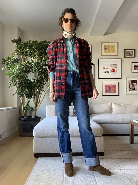 Shirt Over Sweater, Sweater And Shirt, Leandra Medine Style, Fall Weekend Outfits, Plaid Shirt Outfits, Vancouver Fashion, Leandra Medine, London Look, Fifties Fashion