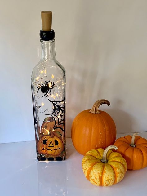 Halloween Cloche, Table Decor Halloween, Halloween Wine Glasses, Scary Pumpkins, Holiday Wine Bottles, Bourbon Bottle, Spooky Pumpkins, Halloween Potion, Halloween Potion Bottles