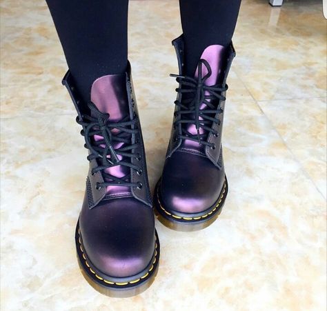 Purple Dr Martens Outfit, Dr Martens Wedding, Purple Doc Martens, Purple Dr Martens, Sabrina Outfits, Cyberpunk Shoes, Dr Martens Boots Women, Metallic Boots, Doc Marten