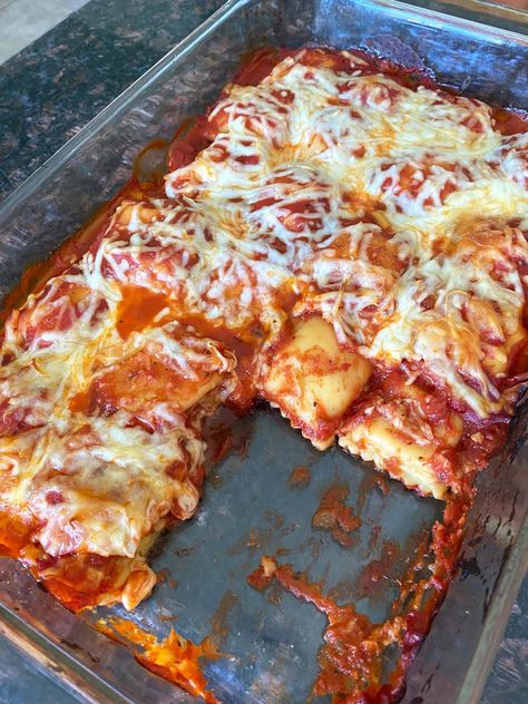 Cheese Ravioli Bake, Frozen Ravioli Bake, Frozen Ravioli Recipes, Beef Ravioli Recipe, Ravioli Dinner Ideas, Macaroni Dishes, Cheese Ravioli Recipe, Baked Ravioli Casserole, Baked Ravioli Recipe