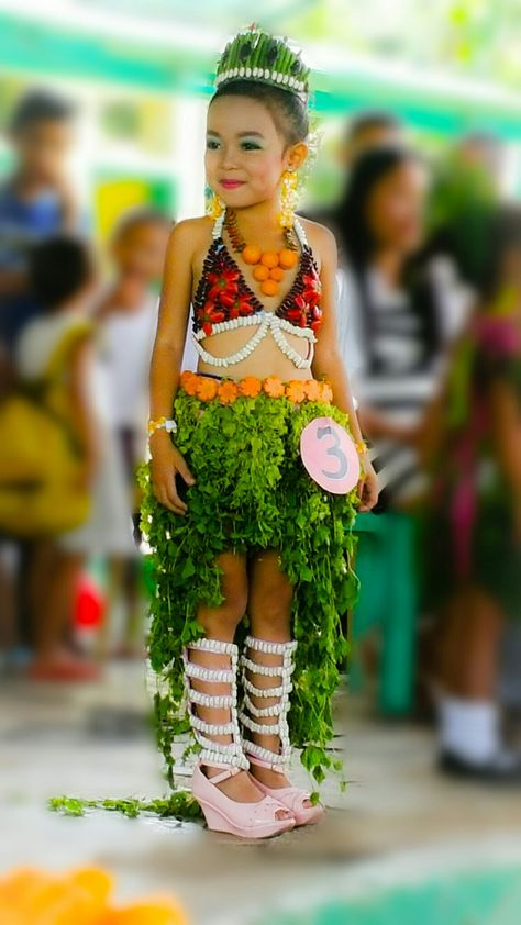 Fresh vegetable costume Vegetable Dress For Kids, Ruduo Darbeliai, Fancy Dress Competition Ideas For Kids, Mexican Fancy Dress, Nutrition Month Costume, Fruit Clothes, Vegetable Dress, Vegetable Costumes, Anything But Clothes