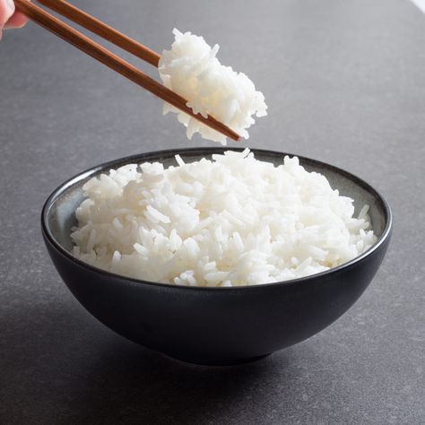 The rice served in Chinese restaurants is soft enough to soak up savory sauces and sticky enough to be picked up with chopsticks. Chinese White Rice Recipe, Sticky White Rice Recipe, Chinese White Rice, White Rice Dishes, Chinese Rice Recipe, Chopsticks Food, White Rice Recipes, Ground Beef And Cabbage, Parmesan Risotto