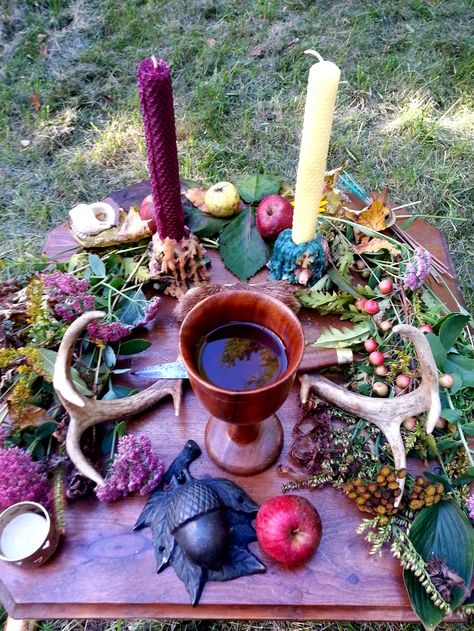 Mabon Crafts, Mabon Altar, Alter Ideas, Altar Ideas, Autumnal Equinox, Witches Altar, Wiccan Altar, Pagan Altar, Sacred Spaces