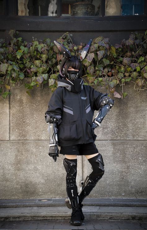 Technology Outfit Aesthetic, Cuber Punk Outfits, Cybertech Fashion, Techwear Character Design, Thief Outfit, Scifi Outfit, Futuristic Punk, Y2k Cyberpunk, Cybergoth Fashion