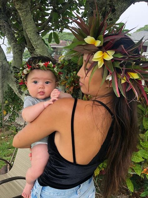 Fresh Flower Crown, Motherhood Pictures, Haku Lei, Baby Flower Crown, Crown Aesthetic, Hawaii Homes, Polynesian Culture, Mini Roses, Flower Crowns