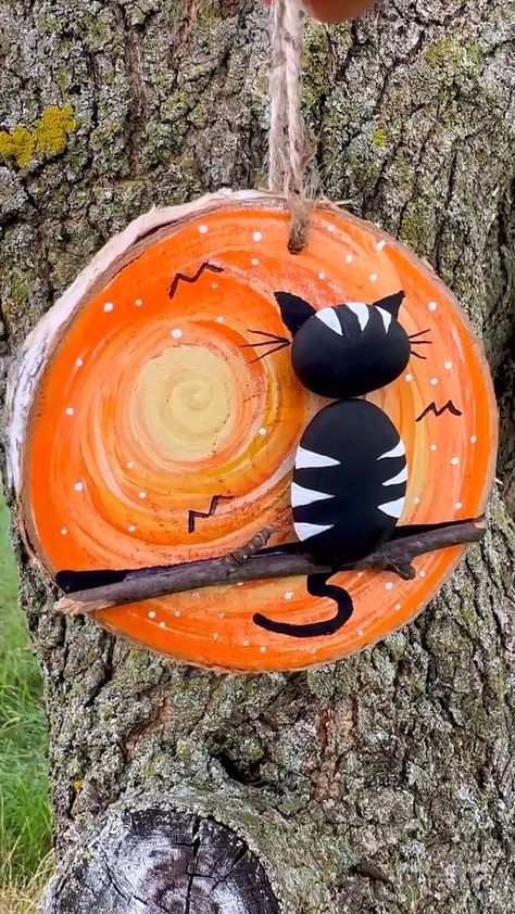 Wood Slice Halloween Crafts, Small Wood Slice Crafts, Painting Ideas On Wood Easy, Wood Slice Projects, Art Reels, Wood Slice Decor, Idea For Halloween, Wood Cookies, Log Slices