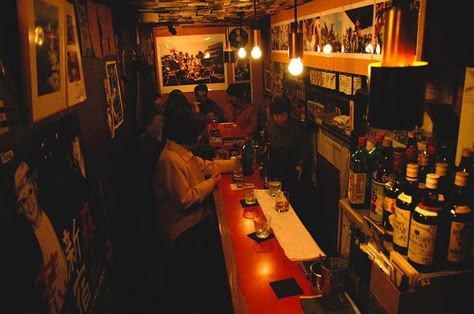 5 Seat Bars  Japan is filled with tiny bars with 5-seats and less. Such bars usually have plenty of atmosphere. They're the type of place where you become friends with the other patrons. Everyone joins in the conversation. Jazz Bar Japan, Japanese Dive Bar, In The Miso Soup, Japanese Jazz, Listening Bar, Tokyo Cafe, Master Manifestor, Underground Bar, Japanese Beer