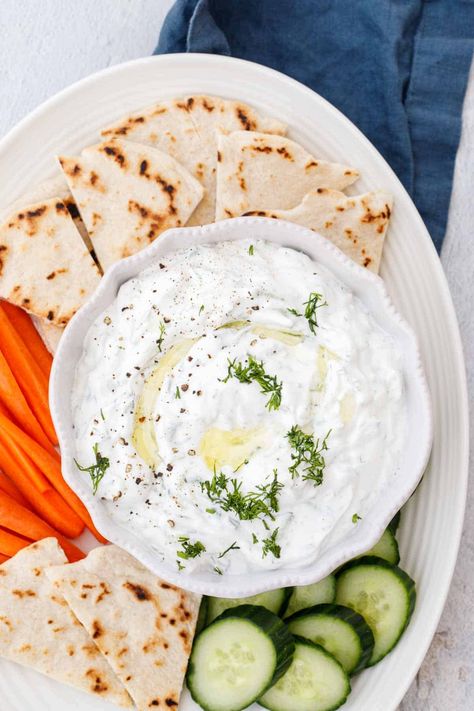 Tzatziki sauce is a condiment of Mediterranean origins. This sauce is a Greek yogurt with crispy cucumbers, and incredibly flavorful herbs. Dips Charcuterie Board, Easy Simple Appetizers, Tzatziki Dip Recipe, Chicken Flatbread Pizza, Tzatziki Dip, Chicken Gyro Recipe, Greek Dip, Simple Appetizers, Chicken Gyro