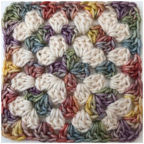 Traditional Granny Square, Granny Square Crochet Patterns Free, Crochet Blocks, Custom Crochet, Crochet Square Patterns, Granny Square Crochet Pattern, Crochet Free, Crochet Instructions, Square Patterns