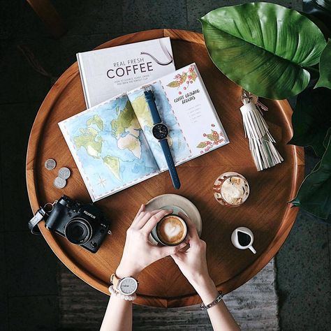 Coffeexample on Instagram: “📷: @lydiaoey Tag your shots #coffeexample to be featured! ☕ • Elements: #coffee #latte #handsinframe #onthetable #flatlay #coffeeshop #wood” Coffee Table Flatlay, Table Flatlay, Travel Flatlay, Property Agent, Jewellery Styling, Coffee Flatlay, Flat Lays, Fresh Coffee, Coffee Latte