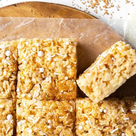 Butterbeer Rice Krispies Treats (aka Vanilla Butterscotch Rice Krispies Treats) - Daily Desserting Butterscotch Rice Krispies, Rice Krispies Treats, Copycat Starbucks Recipes, Krispies Treats, Soft Caramel, Vanilla Flavor, Favorite Dessert Recipes, Favorite Dessert, Brownie Cake