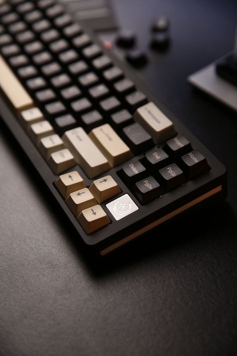 【Hot Swap Gasket Mount Keyboard】Elevte typing experience with AL71, which utilizes a high-quality gasket material to absorb vibrations and eliminate any noise.The gaming keyboard supports 3-pin and 5-pin mechanical switches.Equipped with poron sandwich foam,poron socket foam,PET sound pads,and PBT keycaps,the solid 65% keyboard provides exceptional pleasant typing feeling,ideal for professionals who demand custom keyboard fun,superb quality,and top comfort. Mechanic Keyboard, 65 Keyboard, Keyboard Aesthetic, Custom Mechanical Keyboard, Bedroom Workspace, Custom Keyboard, Pbt Keycaps, Pet Sounds, Gaming Keyboard