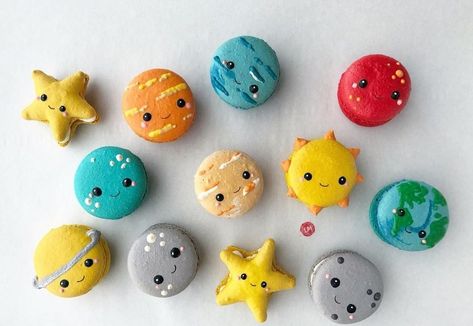 Space Clay Art, Polymer Clay Planets, Space Clay Ideas, Clay Planets, Polymer Clay Space, Pasta Das, Polymer Clay Magnet, Space Crafts For Kids, Clay Magnets