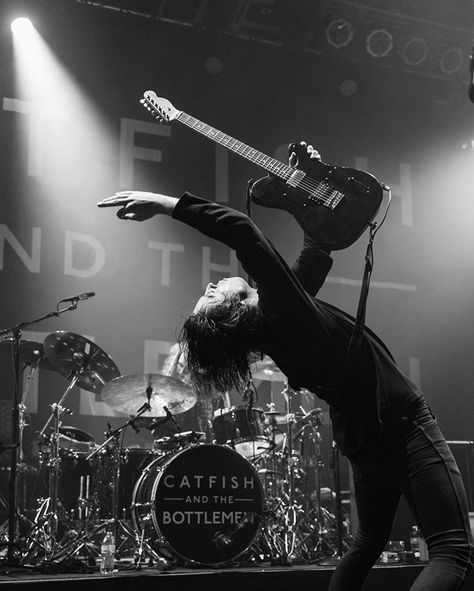 Van Mccan of Catfish and the Bottlemen Photo by Julia Simone Paul Catfish And The Bottlemen Lyrics, Band Collage, Catfish And The Bottlemen, Indie Baby, Van Mccann, Band Aesthetic, Air Guitar, The Kooks, Rock Festivals