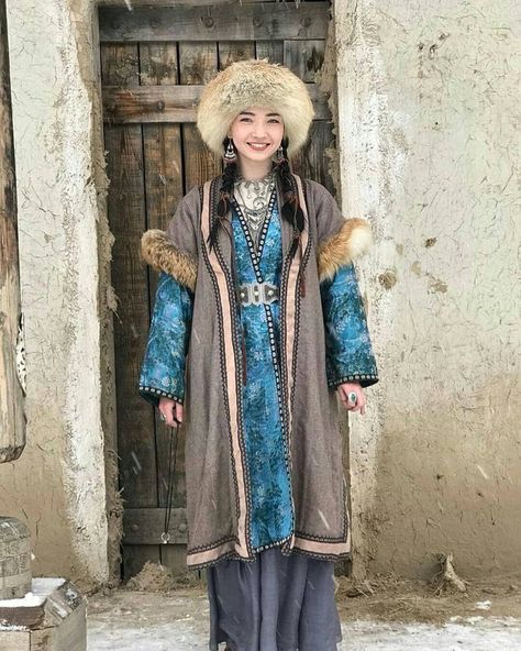 Kazakh woman in traditional dress - 9GAG Kazakh Clothing, Mongolian Traditional Clothing, Ethno Style, National Clothes, National Dress, Poses References, Folk Costume, Traditional Dress, Kimonos