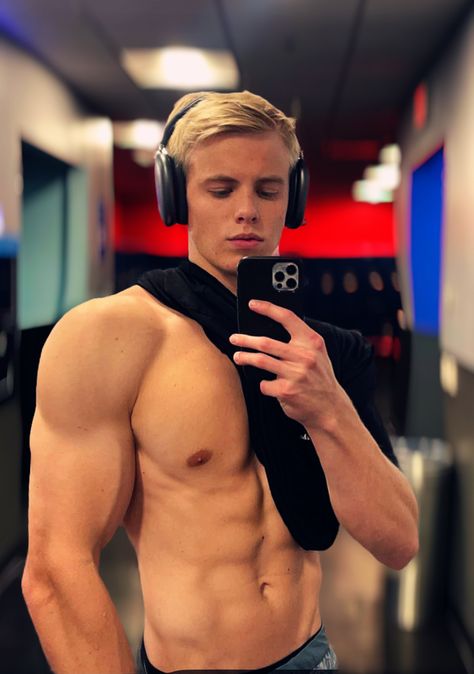 Hot Singers, Boys Picture, Carson Lueders, Gents Hair Style, Tiktok Boys, Guys In Speedos, Muscle Boy, Vinnie Hacker, Cute White Guys