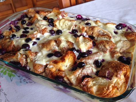 Blueberry Cream Cheese Bread Pudding This is a MEGA BLUEBERRY DANISH!! SO AMAZING! Blueberry Cream Cheese Croissant, Cream Cheese Bread Pudding, Blueberry Cream Cheese Bread, Bread Pudding With Croissants, Cream Cheese Croissant, Blackberry Desserts, Cheese Bread Pudding, Croissant Pudding, Berry Bread Pudding