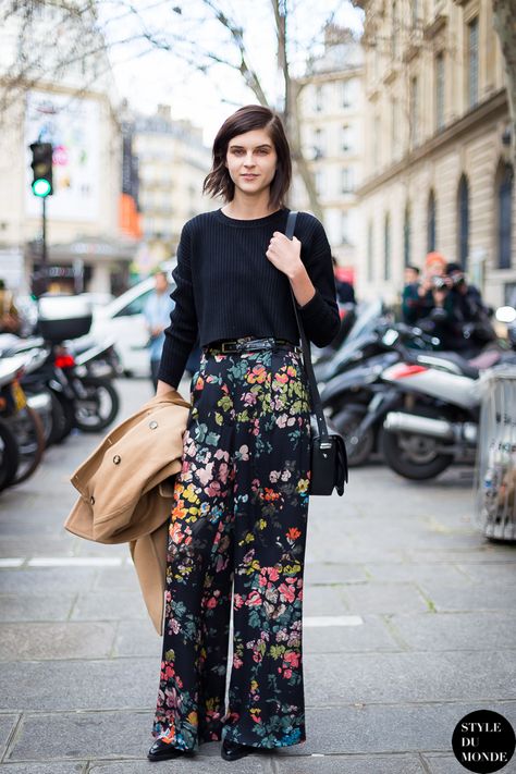 great floral pants #KelMarkey. #offduty in Paris. Tilda Lindstam, Floral Pants Outfit, Flower Pants, Street Dress, Harem Pants Women, Mode Boho, Mama Style, Linen Casual, Street Fashion Photography