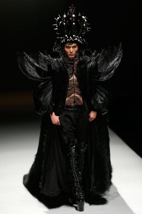 Mens Extreme Fashion, Couture Fashion Men, Hu Sheguang, God Costume, Greek God Costume, The Avant Garde, China Fashion Week, Avant Garde Dresses, King Costume