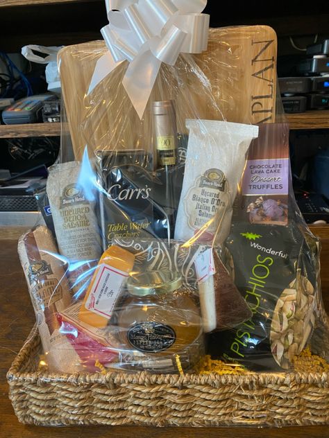 Charcuterie Themed Gift Basket, Cheese Board Basket, Cheese And Wine Basket, Cheese And Cracker Gift Basket Ideas, Charcuterie Board Gift Baskets, Charcuterie Board Basket Ideas, Wine And Charcuterie Gift Basket, Charcuterie Raffle Basket, Charcuterie Raffle Basket Ideas