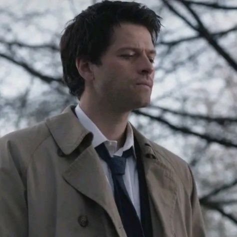 Castiel Aesthetic, Supernatural Series, Castiel Supernatural, The Fallen Angel, Supernatural Wallpaper, Supernatural Pictures, Supernatural Destiel, Supernatural Cast, Me As A Girlfriend