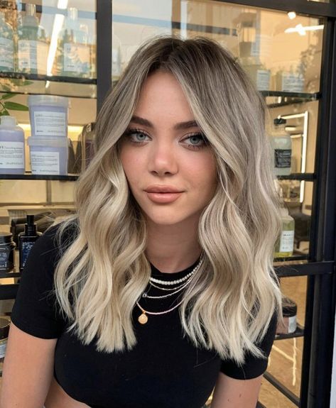 Blonde Hair With Dark Roots Short, Abby Howard Hair, Brown Root Smudge Blonde Hair, Root Drag Blonde Balayage, Blonde Hair Color Ideas Dark Roots, Blonde With Dark Shadow Roots, Honey Blonde Medium Length Hair, Short Layered Balayage Hair, Shadow Root Blonde With Money Piece