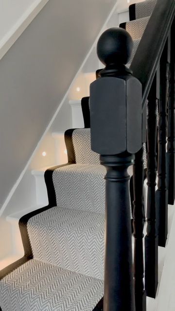 Black Painted Stairs, Black And White Hallway, Hall Ways Ideas, Stairs And Hallway Ideas, Black Stair Railing, Black And White Stairs, Black Staircase, Entrance Hall Decor, Black Stairs