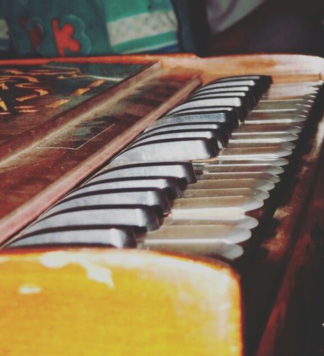 Harmonium Harmonium Photography, Harmonium Aesthetic, Indian Classical Music Aesthetic, Indian Instruments, Indian Musical Instruments, Snap Streaks, Vintage Gold Engagement Rings, Medical Wallpaper, Indian Classical Music