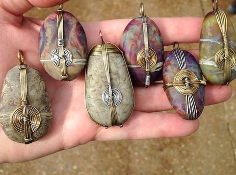 Diy Stone Wrapping, Rock Weaving, Stone Drawing, Organic Jewellery, Wrapped Rocks, Rock Jewelry, Wire Wrapping Stones, Stone Wrapping, Diy Wire Jewelry