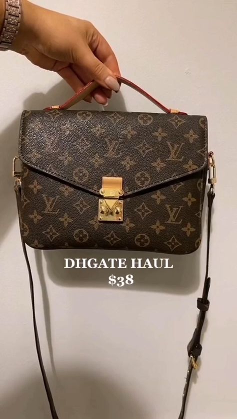 Dhgate Designer Bags, Louis Vuitton Dhgate, Dhgate Louis Vuitton, Lv Handbags Outfit, Everyday Purse Casual, Louis Vuitton Vintage Handbags, Louis Vuitton Handbags Crossbody, Boujee On A Budget, Dh Gate