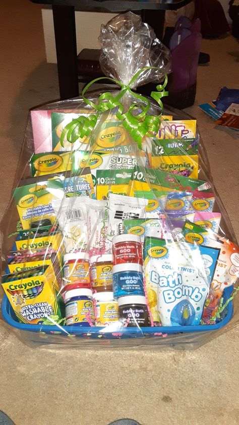 Crayola Gift Basket, Duffle Bag Gift Basket, Raffle Basket Ideas For Kids, Kids Raffle Basket Ideas, Church Basket, Art Gift Basket, Silent Auction Gift Basket Ideas, Crayola Party, Teen Easter