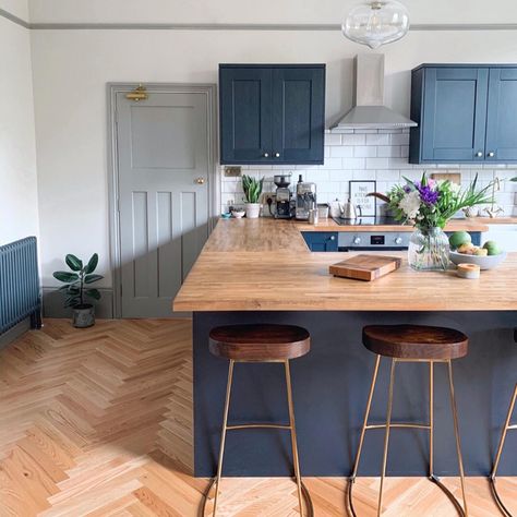 We love this Navy Shaker Kitchen paired with oak worktops and parquet flooring/chevron flooring - the white tiled splashback brightening this look. Bring your kitchen to life with a breakfast bar, add bar wooden stools to finish off this look. This dark kitchen is the perfect place to experiment with door colours, a grey door works well with this look. Blue Cupboards, Open Plan Kitchen Dining Living, Navy Kitchen, Kitchen Decor Inspiration, Open Plan Kitchen Dining, Open Plan Kitchen Living Room, Kitchen Dining Living, Kitchen Room Design, Kitchen Trends