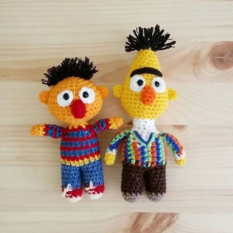 Amigurumi Cartoons, Comfort Dolls, Bert Ernie, Miniature Crochet, Stuffed Dolls, Knit Projects, Pola Amigurumi, Sesame Street Birthday, Crochet Goodies