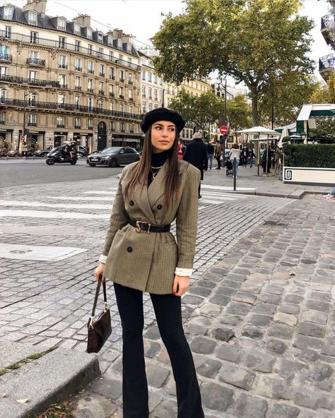 ani.maar Baret Outfit, Parisian Outfits, Europe Outfits, Winter Fashion Outfits Casual, Outfit Chic, Moda Paris, Paris Outfits, Winter Mode, Mode Inspo