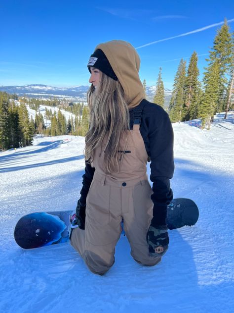 Ski Outfit Ideas Women, Spring Snowboarding Outfit, Female Snowboarding Outfit, Snowboard Fashion Women, Snowboarding Outfit 2023, Snow Board Outfits For Women, Snowboarding Aesthetic Outfits, Snowboarding Girl Outfit, Cute Snowboard Outfits