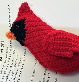 Cardinal Applique, Green Crochet Pattern, Crochet Cardinal, Paw Crochet, Crochet Bird Patterns, Crochet Bird, Crocheted Things, Foundation Single Crochet, Pocket Pal