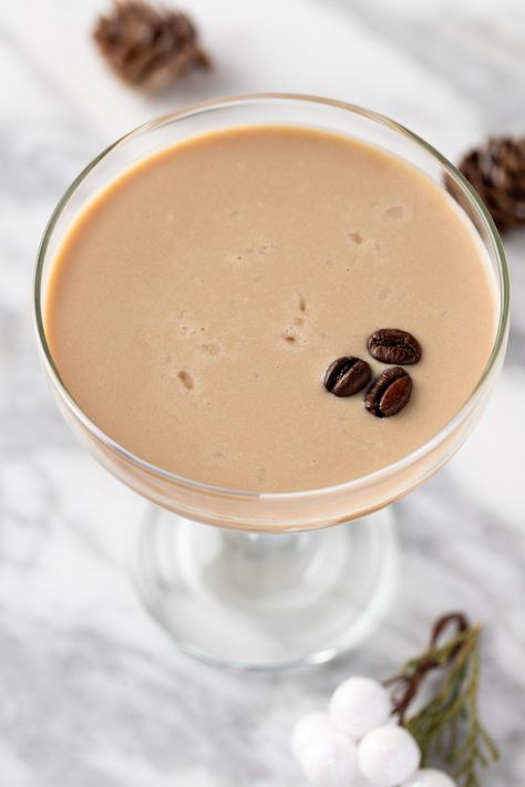 This White Chocolate Espresso Martini is an easy dessert cocktail that is perfect for Valentine’s Day. You can make it with either white chocolate syrup or white chocolate liqueur in under 5 minutes. White Chocolate Espresso Martini, Christmas Eggnog Drinks, White Chocolate Espresso, Chocolate Espresso Martini, Eggnog Hot Chocolate, Martini Flavors, White Chocolate Covered Strawberries, Eggnog Drinks, White Chocolate Syrup