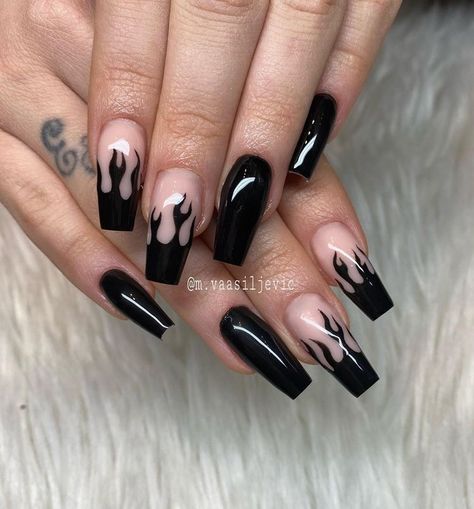 youtube: lissa gomez 🦋 Black Acrylic Nail Designs, Black Flames, Nails Grunge, Black Acrylic Nails, Beauty Corner, Ombre Acrylic Nails, Edgy Nails, Goth Nails, Grunge Nails