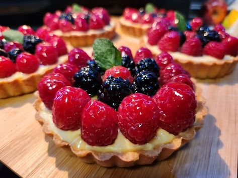 Berry Tartlets, Chicago Deep Dish Pizza, Steak And Ale, Tasty Cakes, Funny Text Conversations, Cottage Pie, Apple Cider Donuts, Beef Wellington, Deep Dish Pizza