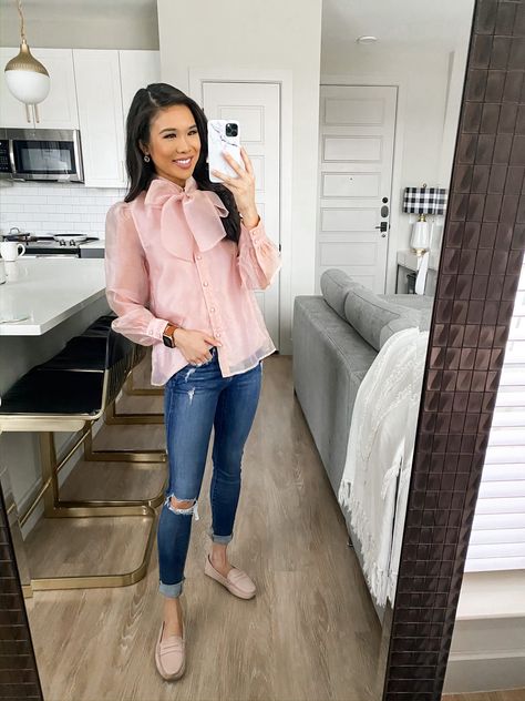 Bow Tie Blouse Outfit, Bow Tops Outfit, Bow Blouse Outfit, Blouse Outfit Ideas, Boutique Blouse, Simple Spring Outfits, Bow Tie Blouse, Office Lunch, Outfit Styling