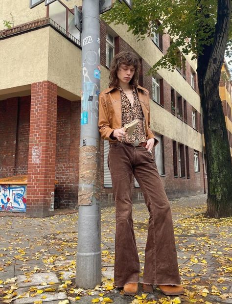 70s Shirt Outfit, Brown Bootcut Pants Outfit, 70s Street Fashion, 70s Bohemian Fashion, 70 Style Outfits 70s Fashion, 70s Rock Style, Vintage Outfits Men 90s, 70s Rockstar Fashion, 70s Bell Bottoms