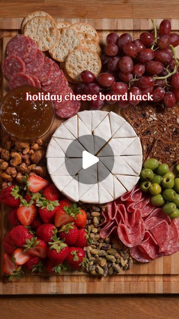 Tasty on Instagram: "Dazzle your guest with this brie-lliant holiday cheese board hack!" Brie Decoration, Cheese Meat Board, How To Cut Brie Cheese, How To Cut Cheese, Xmas Charcuterie Board Ideas, Cheese Boards Ideas Appetizers, Xmas Charcuterie Board, Charcuterie Tips, Brie Cheese Board