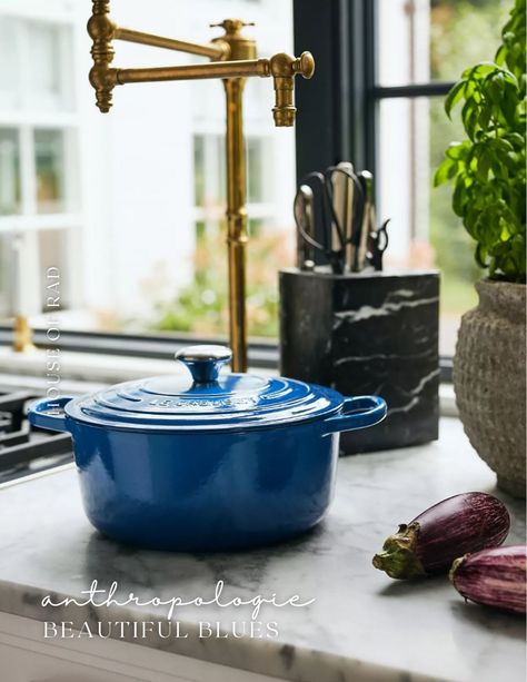 Le Creuset Kitchen, Le Creuset Dutch Oven, Le Creuset Cookware, Blue Kitchen Decor, Blue Dinner Plates, Kitchen Display, No Knead Bread, Knobs And Handles, Blue Plates