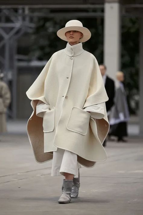 Cape Fashion, Outfit Oversize, Tan Woman, All White Outfit, Copenhagen Style, Copenhagen Fashion Week, International Fashion, White Outfits, Modest Outfits