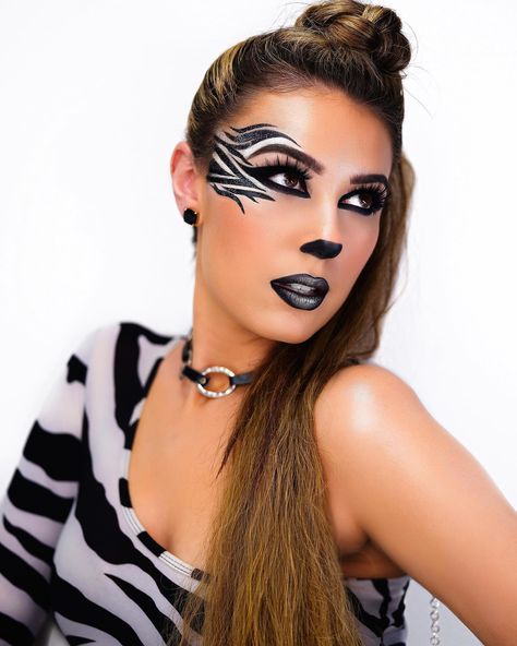 Zebra Hairstyle, Zebra Makeup Halloween, Zebra Makeup Look, Queen Halloween Makeup, Zebra Face Paint, Zebra Halloween Costume, Zebra Makeup, Zebra Costume, Circus Makeup