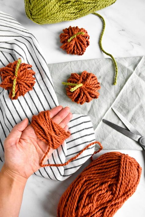 orange and green yarn and scissors to make no-sew Halloween decorations Simple Diy Halloween Decorations, Yarn Ghosts, Diy Yarn Pumpkins, Yarn Pumpkins, Diy Ghost Decoration, Diy Halloween Ghosts, Diy Halloween Gifts, Ghosts And Pumpkins, Halloween Treat Boxes