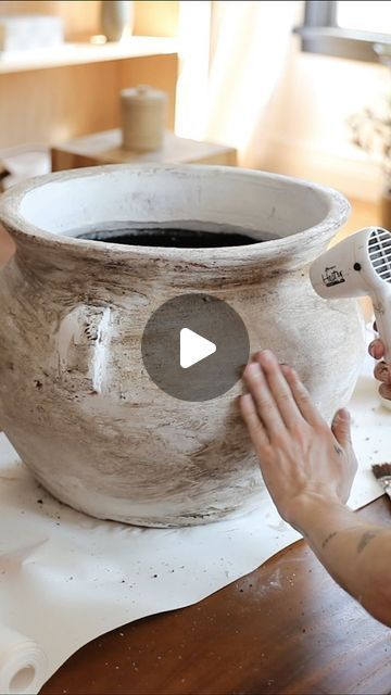 Aged Pots Diy, Painting For Pots, Mud Pot Decoration Ideas, Painting Pot Ideas, Diy Aged Pottery, Pottery Decorating Ideas, Pot Painting Ideas Creative, Baking Soda And Paint, Pot Painting Ideas